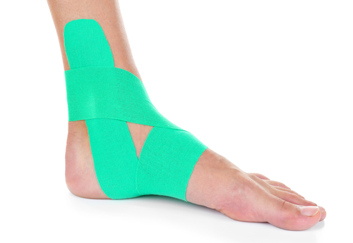 Bandage de soutien de la cheville de couleur verte appliquée sur un pied