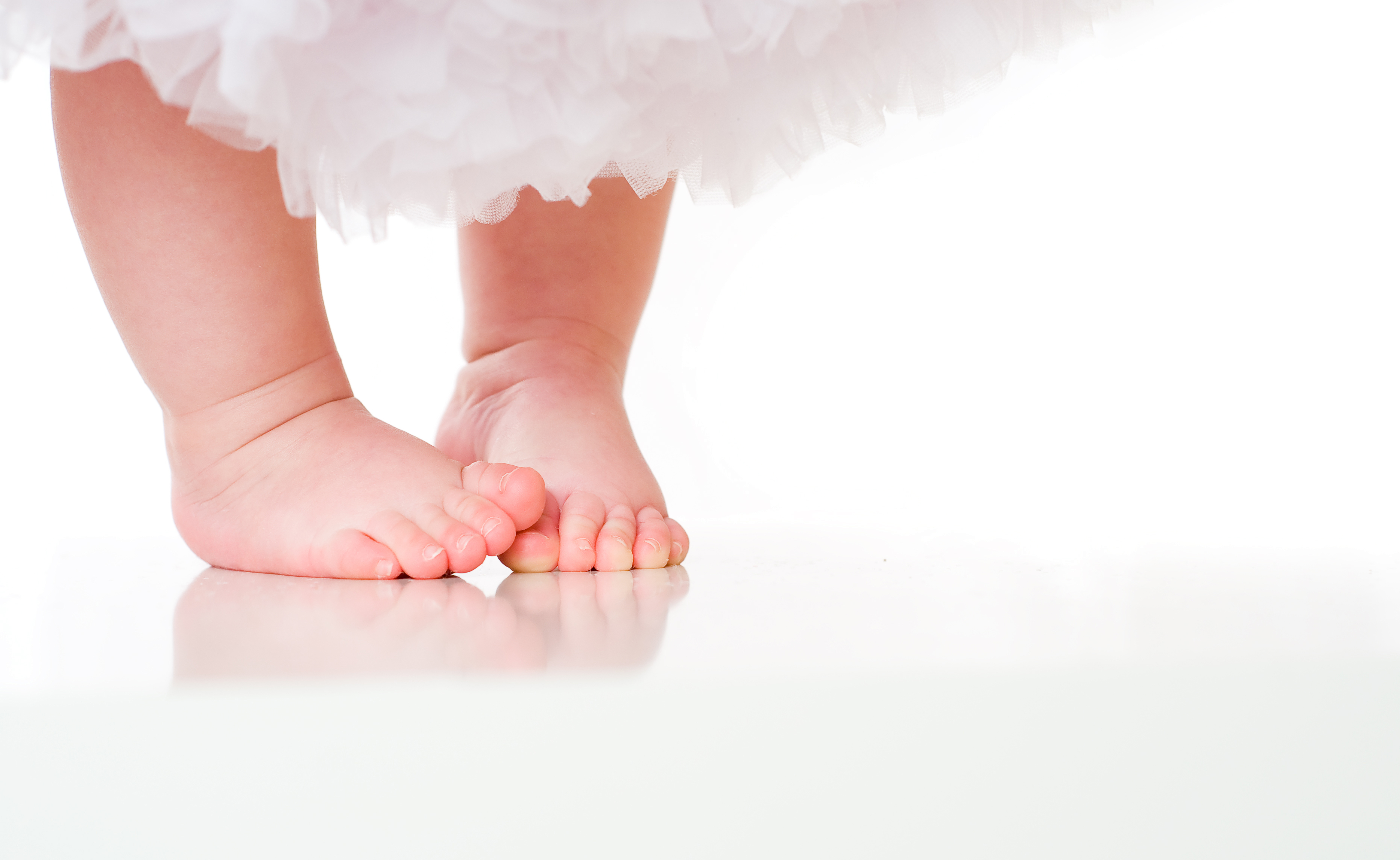 Bébé avec un pied qui pointe vers l'intérieur