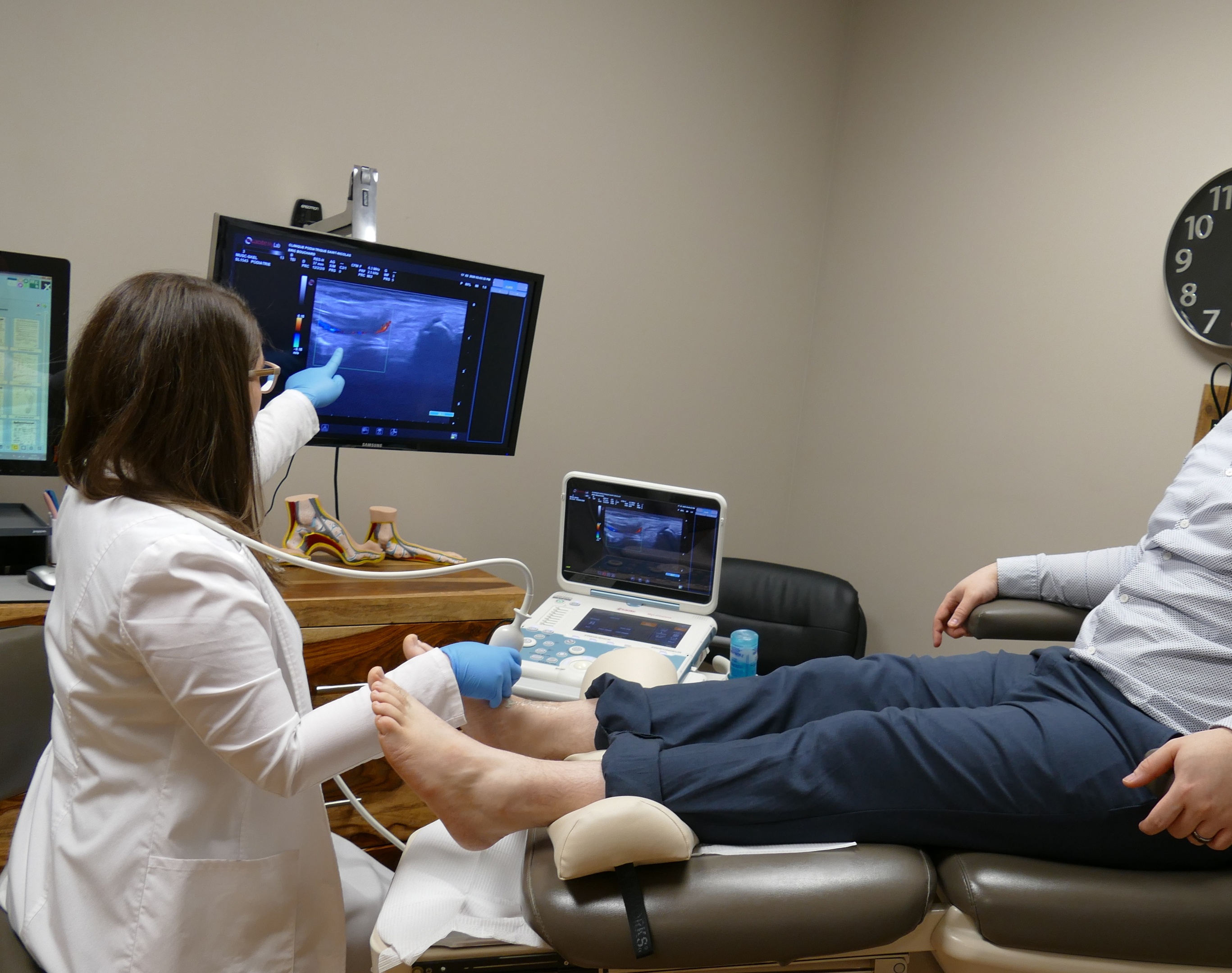 Podiatre qui explique le résultat d'une échographie d'un pied à son patient