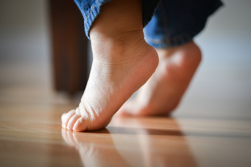 Enfant qui marche sur la pointe des pieds