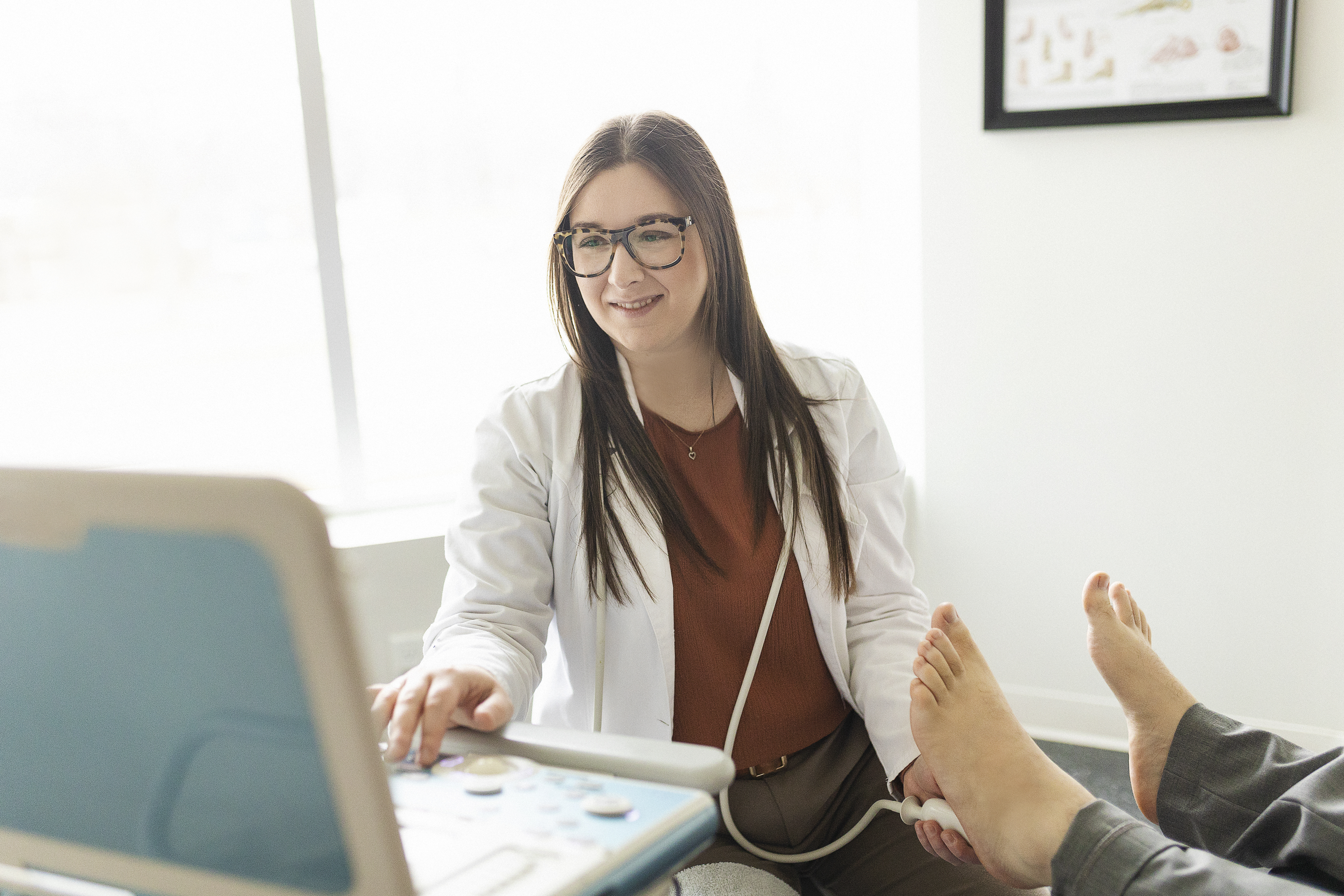 Podiatre qui utilise l'échographie sur le talon d'un patient