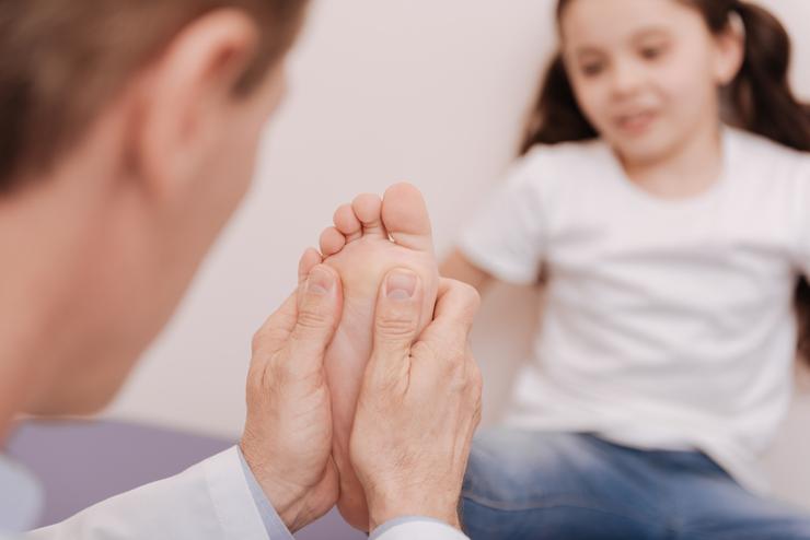 Nous faisons des soins de pieds pour les enfants et les adolescents qui ont des problèmes de callosités